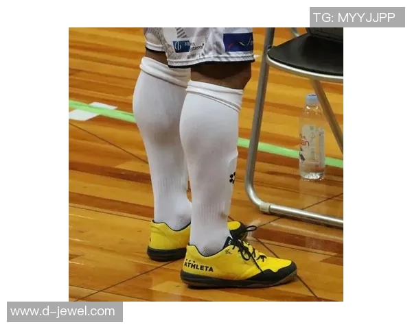 中国足球球星赛场怒扔鞋引发热议背后原因分析与事件深度解读